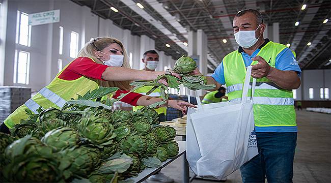 İzmir Büyükşehir Belediyesi hem üreticiye hem dar gelirli ailelere destek oluyor 