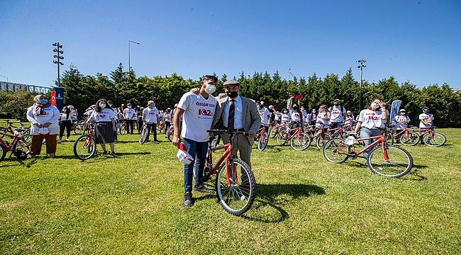 İzmir'de gönüllü gençlere 102 bisiklet 