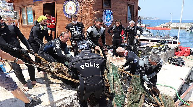 Karaburun'da hayalet ağlar temizlendi