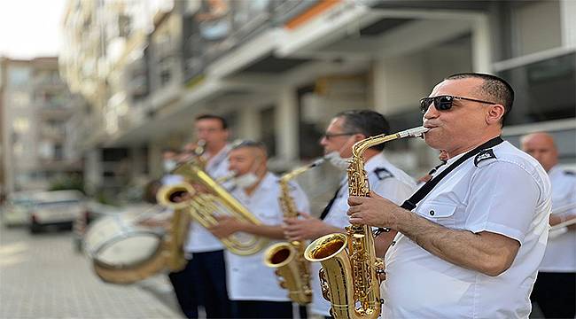 Karşıyaka Belediye Bandosu'ndan mahalle konserleri