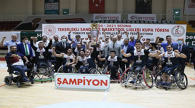 17 yıl sonra kupa yeniden İzmir'e geldi: "İzmir'in Aslanları" şampiyon