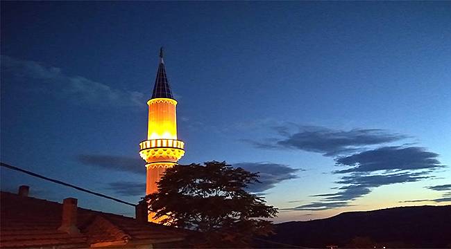 Başlamış Caminin Yeni Minaresi Işıl Işıl 