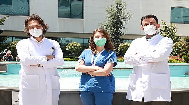 Hemşireden kalpleri ısıtan hareket: Hastasını Yatağı ile Hava Aldırmaya Çıkardı