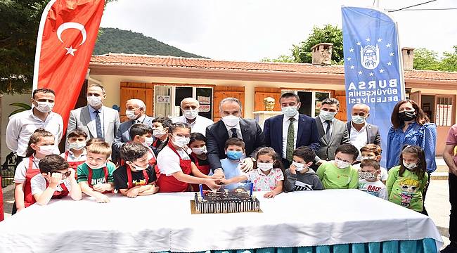 Köy okulunda bayram havası
