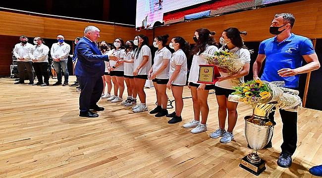 Meclis hentbol şampiyonlarını ağırladı