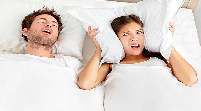 Gece horlamalarının sebebi uyku apnesi sendromu olabilir 