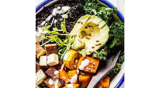 Gastronometro şeflerinden enerjisi bol Siyah Pirinçli Tofu Salatası tarifi!
