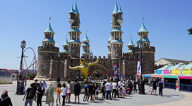 İSFANBUL Tema Park eğlence severlerle yeniden buluştu 