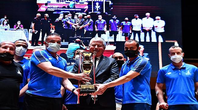 İzmir Büyükşehir Belediye Meclisi'nde çifte kupa gururu 