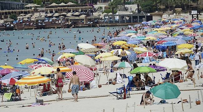Tatilciler akın akın Çeşme'ye gidiyor