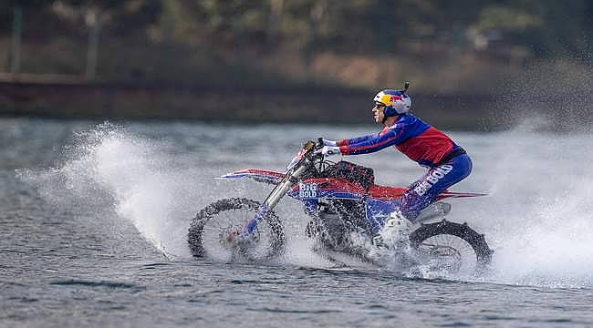 İstanbul Boğazı'nı motosikletiyle su üzerinde geçti