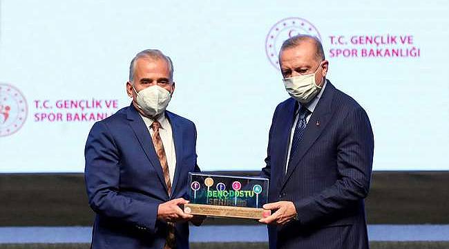 Başkan Zolan, Genç Dostu Şehir ödülünü Cumhurbaşkanı Erdoğan'ın elinden aldı