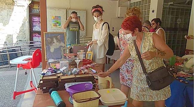 Foça'da sokak hayvanları yararına kermes düzenlendi