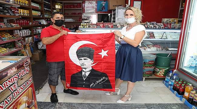 Gaziemir'de 30 Ağustos için 5 bin Türk bayrağı dağıtıldı 