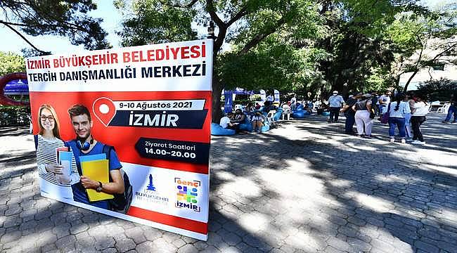 İzmir Büyükşehir Belediyesi tercih döneminde de gençlerin yanında 