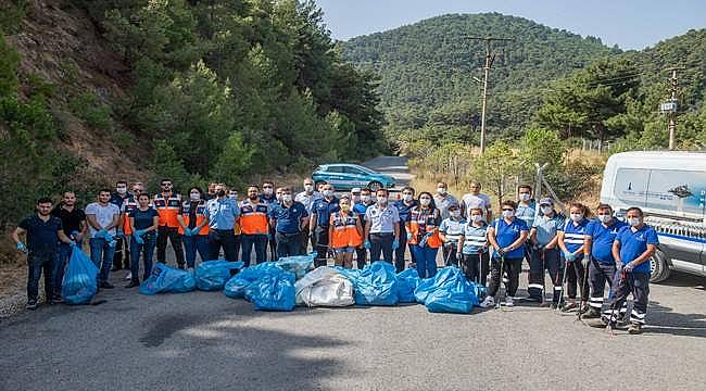 İzmir'de ormanlık bölgelerden torbalarca atık toplandı 
