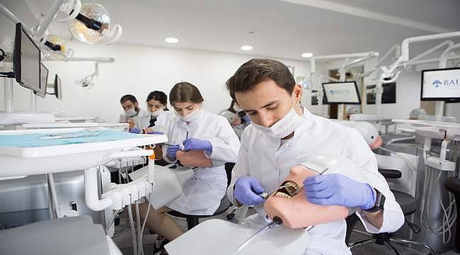 Öğrencilere dünyadaki diş hekimliği uygulamalarını tanıma imkanı 