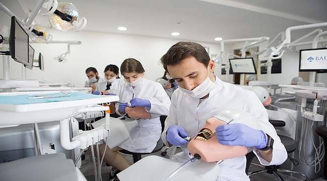 Öğrencilere dünyadaki diş hekimliği uygulamalarını tanıma imkanı
