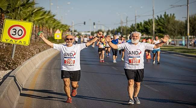 2 bin sporcu İzmir'in kurtuluş coşkusuna ortak olmak için koştu