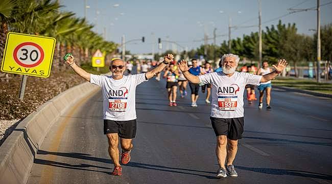 2 bin sporcu İzmir'in kurtuluş coşkusuna ortak olmak için koştu 