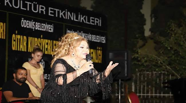 Bedia Akartürk'ten türkü şöleni
