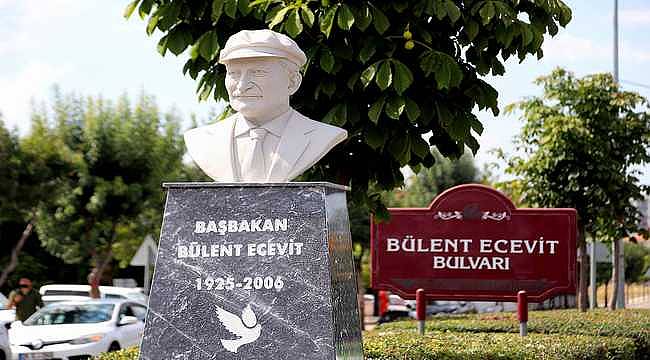 Bülent Ecevit'in büstü, Batıkent'te kendi isminin verildiği bulvara konuldu 