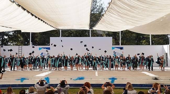 Ege Üniversitesi İletişim Fakültesinde mezuniyet coşkusu