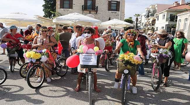 Foça'nın süslü kadınları bisiklet kullanmayı özendirmek için pedal bastı 