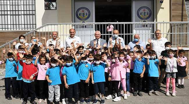 Karabağlar Belediyesi'nden öğrencilere kırtasiye desteği