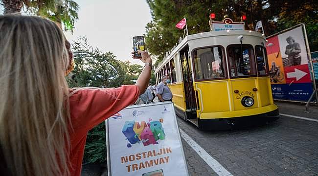 Kültürpark'ta sefer yapan "Nostaljik Tramvay" büyük ilgi görüyor 