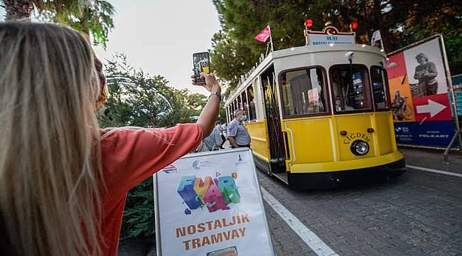Kültürpark'ta sefer yapan "Nostaljik Tramvay" büyük ilgi görüyor