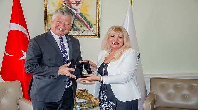 Mustafa Özuslu, Bosnalı Sanatçı Hanka Paldum'u ağırladı