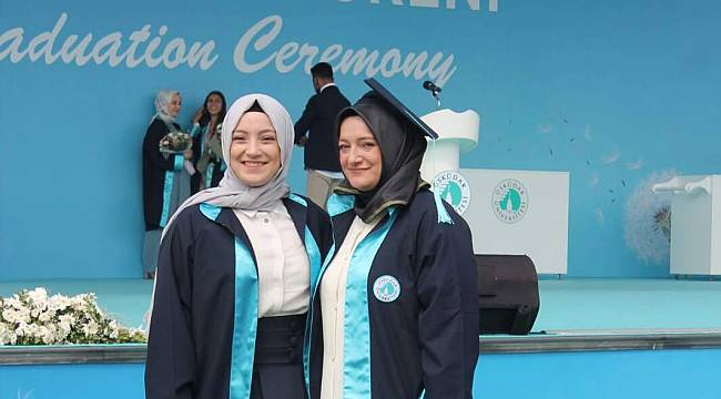 Üsküdar Üniversitesinde anne ile kızın mezuniyet heyecanı