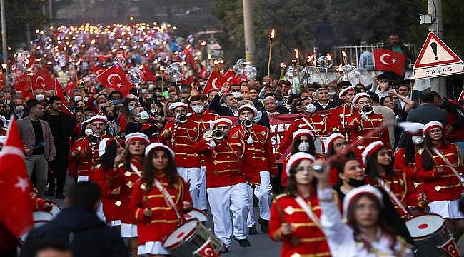 Bayraklı'da Cumhuriyet Coşkusu Gece de Devam Etti