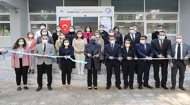 DEÜ'lü diş hekimleri pratik eğitimlerini Fantom Laboratuvarı'nda alıyor