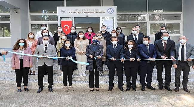 DEÜ'lü diş hekimleri pratik eğitimlerini Fantom Laboratuvarı'nda alıyor 