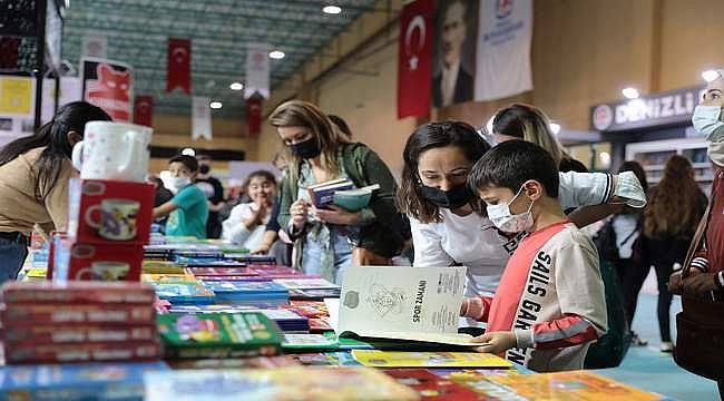 Ege'nin en büyük kitap fuarı yüzbinleri ağırlamaya devam ediyor 