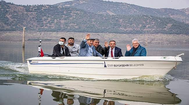 İzmir Büyükşehir Belediyesi tarlaları baraj altında kalan çiftçiye tekne hibe etti 