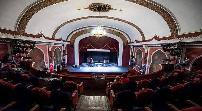 İzmir Şehir Tiyatroları 70 yıllık aradan sonra perdelerini yeniden açtı