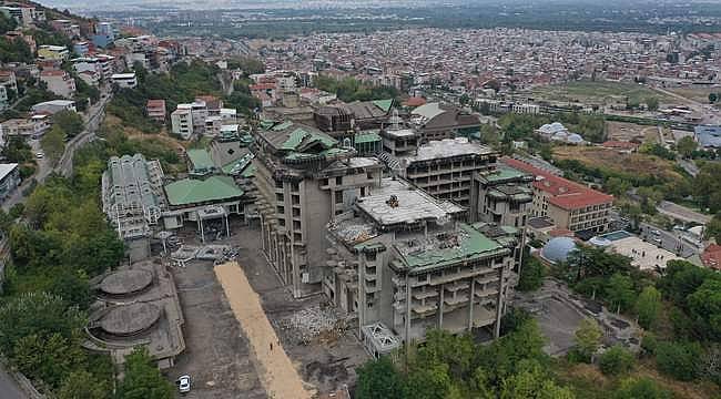 Kentin siluetini bozan binalar yıkılıyor