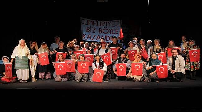 Köy Tiyatroları'nın mimarı Tunç Soyer: "Sanata dokunan ellerde kir barınmaz"