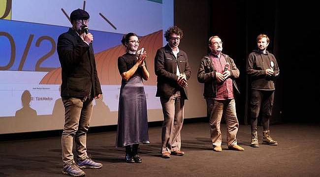 Lacivert Gece filminin ekibi, İstanbul prömiyeri sonrası izleyiciyle buluştu