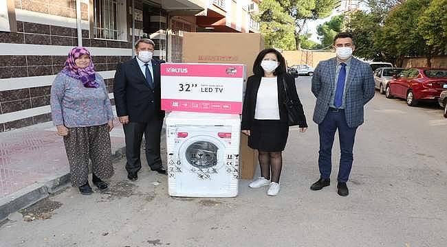 Manisa'da evi yanan aileye Büyükşehir sahip çıktı