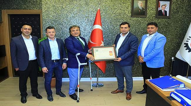 Uşak Belediye Başkanı Mehmet Çakın'a onursal üyelik