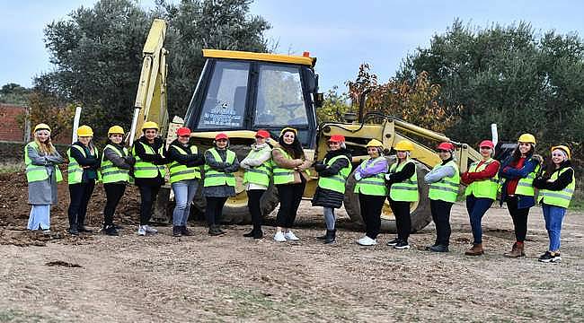 30 kadın, iş makinası operatörü ve ağır vasıta şoförü olmak için ter döküyor 