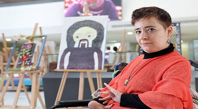 Ayşe'nin hayalleri ayaklarıyla tuval oldu