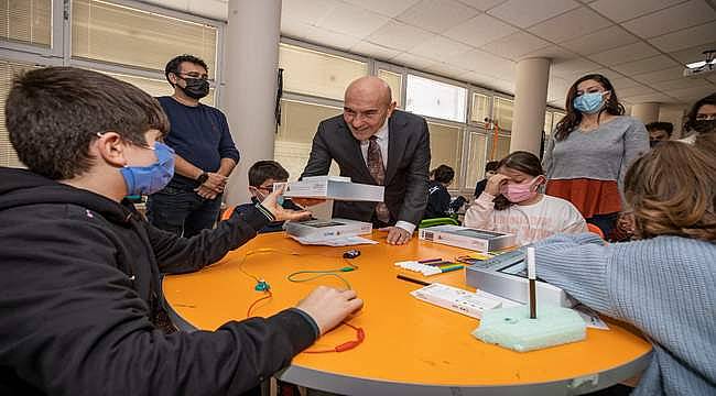 Başkan Soyer'den çocuklara yeni yıl sürprizi: "Eğitimde fırsat eşitliği" için 900 öğrenciye tablet dağıtılıyor