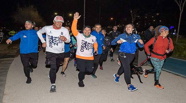 Başkan Soyer en uzun gecede İzmirlilerle birlikte koştu 