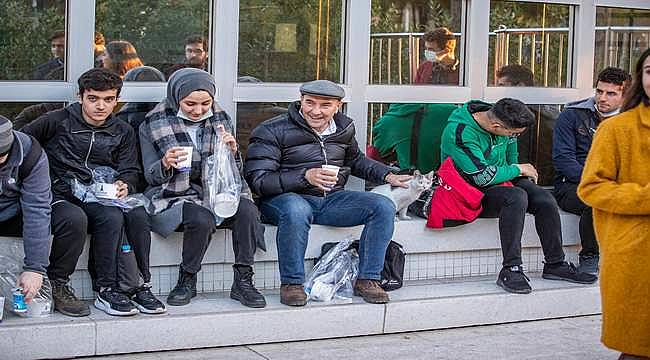 Başkan Soyer yılın son gününü üniversite öğrencileriyle geçirdi 