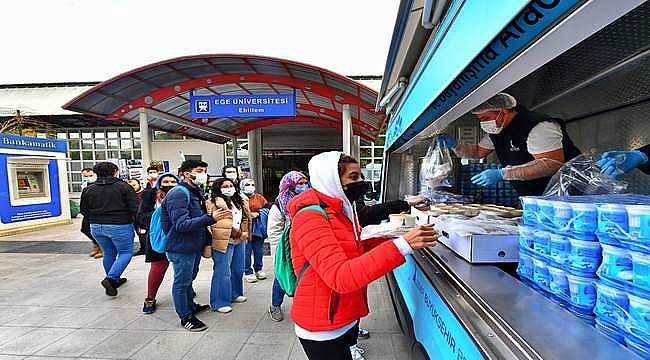 İzmir Büyükşehir Belediyesi'nden öğrencilere sıcak yemek 